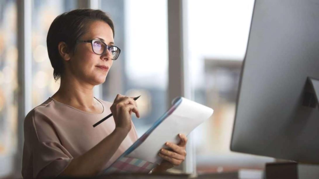 Taller práctico de medición de progreso con participantes trabajando en ejercicios